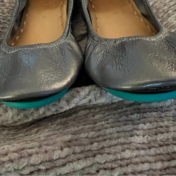 Tieks Metallic Pewter Ballet Flats Foldable Leather SZ 8 - Picture 2 of 4